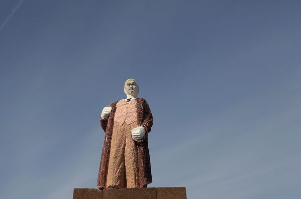 3-метровая фигура Владимира Ленина, выполненная из шоколада, риса и конфет, установленная на 1 день на месте его бывшего памятника в центре Бухареста, Румыния - Sputnik Узбекистан