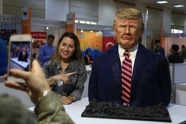 Фигура американского президента Дональда Трампа, выполненная из шоколада, на шоколадной выставке в Стамбуле, Турция - Sputnik Узбекистан