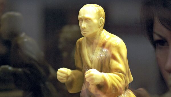 Скульптура президента России Владимира Путина, выполненная из шоколада, на первом московском Салоне шоколада  - Sputnik Узбекистан