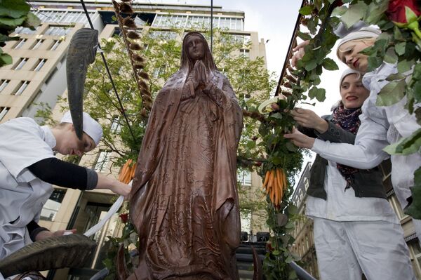 Шоколадная статуя Девы Марии Гваделупской, созданная в рамках шоколадного фестиваля ChocA, проходящего в Амстердаме - Sputnik Узбекистан