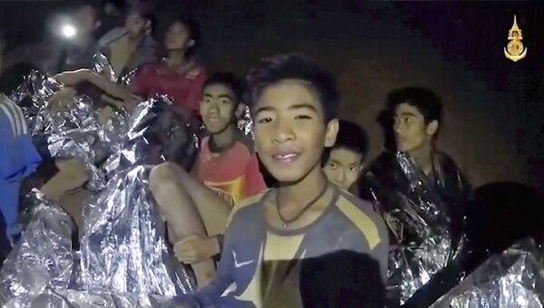Спасенные из затопленной пещеры в Таиланде дети - Sputnik Узбекистан
