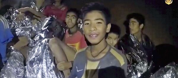 Спасенные из затопленной пещеры в Таиланде дети Спасенные из затопленной пещеры в Таиланде дети - Sputnik Узбекистан