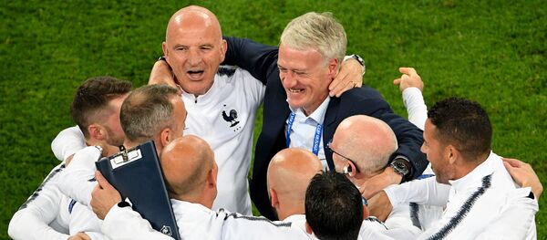 Главный тренер сборной Франции Дидье Дешам после победы своей команды в полуфинале Главный тренер сборной Франции Дидье Дешам после победы своей команды в полуфинале - Sputnik Узбекистан