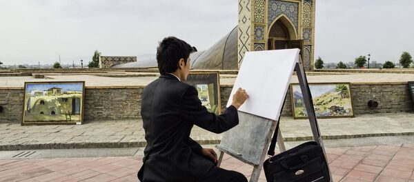 Художник на пленэре в центре Самарканда, Узбекистан Художник на пленэре в центре Самарканда, Узбекистан - Sputnik Узбекистан