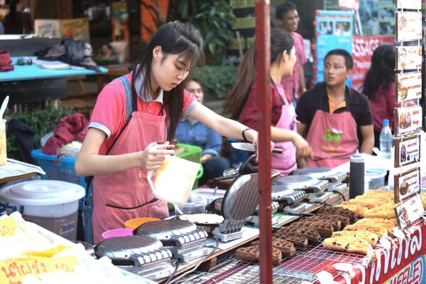 Рынок выходного дня в городе Чиангмай, Таиланд - Sputnik Узбекистан