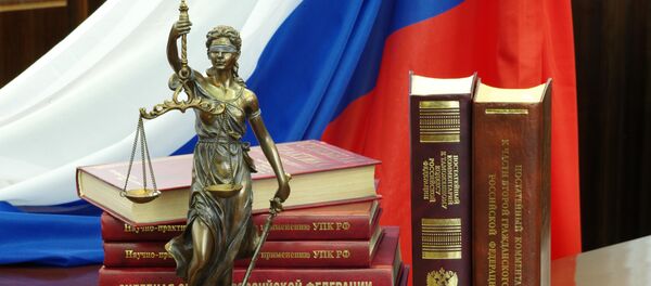 Статуя Фемиды и юридическая литература на столе в зале судебных заседаний  - Sputnik Узбекистан