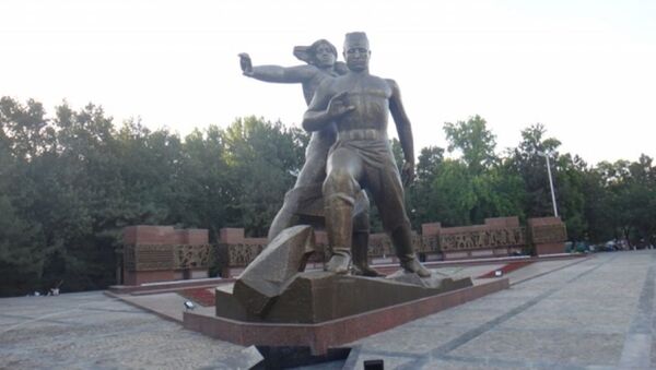 Памятник жертвам ташкентского землетрясения отреставрировали в Ташкенте - Sputnik Узбекистан