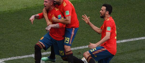 Слева направо: Серхио Рамос (Испания), Диего Коста (Испания), Серхио Бускетс (Испания) радуются забитому голу в матче 1/8 финала чемпионата мира по футболу между сборными Испании и России - Sputnik Узбекистан