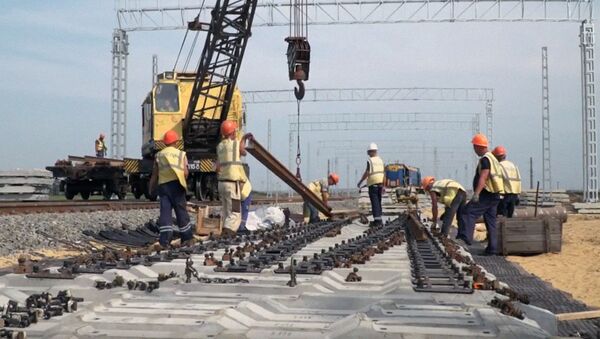 Железнодорожники ведут работы по подводу путей к Крымскому мосту  - Sputnik Узбекистан