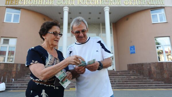 Пенсионеры возле отделения Пенсионного фонда России - Sputnik Узбекистан