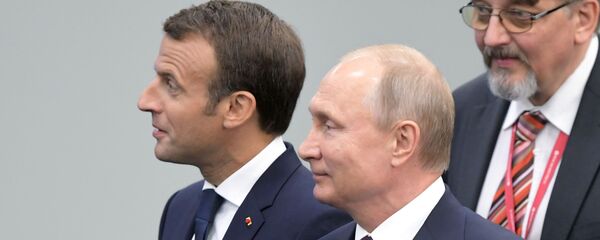Владимир Путин и Эммануэль Макрон - Sputnik Узбекистан