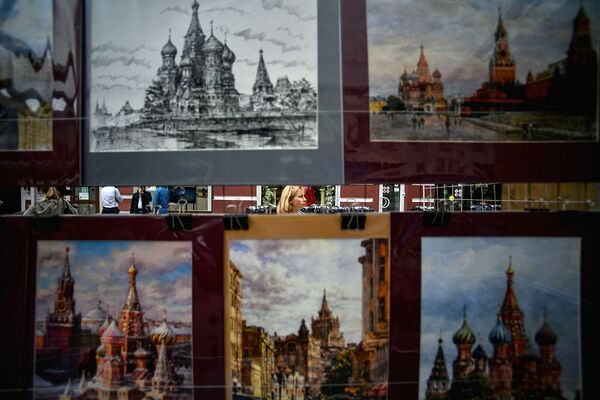 Выставка картин с изображениями Кремля и Красной площади в Москве, приуроченная к чемпионату мира по футболу - Sputnik Узбекистан