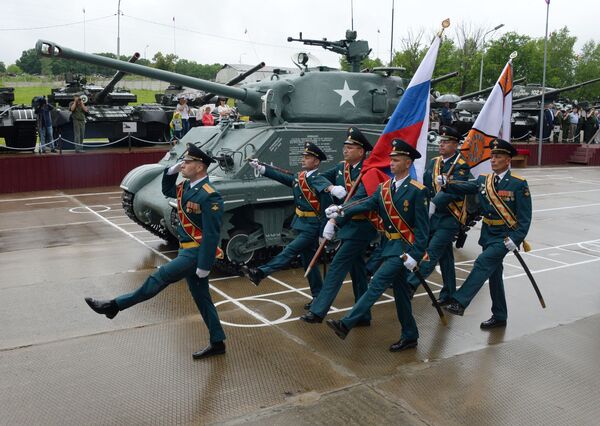 Военные в Приморье завершили восстановление танка Шерман времен Великой Отечественной войны - Sputnik Узбекистан
