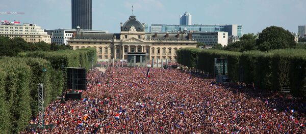 В Париже празднуют победу сборной Франции на ЧМ-2018 по футболу - Sputnik Узбекистан