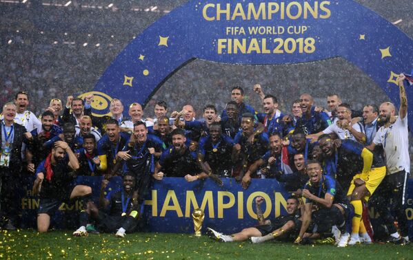 Для сборной Франции это вторая победа на чемпионате мира, впервые они заняли первое место в 1998 году на домашнем мундиале. - Sputnik Узбекистан