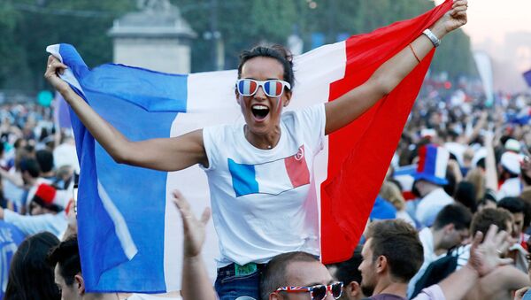 Футбольные болельщики в Париже радуются победе сборной Франции в финальном матче чемпионата мира по футболу против сборной Хорватии - Sputnik Узбекистан