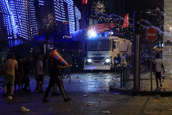 В Руане от 200 до 300 человек спустя полчаса после матча атаковали полицейских на центральной площади.  - Sputnik Узбекистан