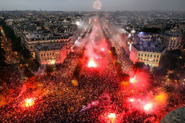 На Елисейских Полях в Париже сотни тысяч фанатов исполнили гимн чемпионат мира по футболу 1998 года, а ближе к ночи начались беспорядки. - Sputnik Узбекистан