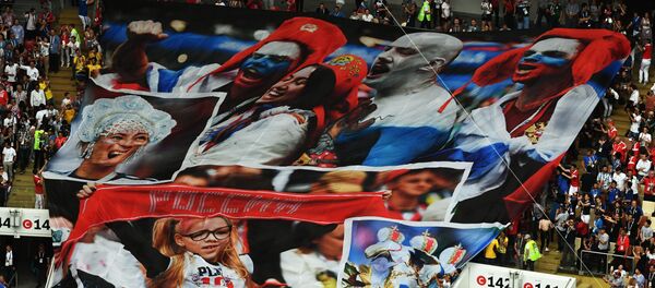 Болельщики на торжественной церемонии закрытия чемпионата мира по футболу - 2018 на стадионе Лужники в Москве. - Sputnik Узбекистан