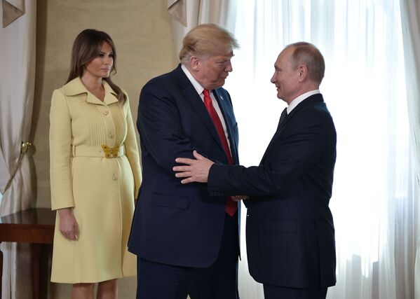 Президент Владимир Путин и президент США Дональд Трамп с супругой Меланьей во время встречи в Хельсинки. - Sputnik Узбекистан