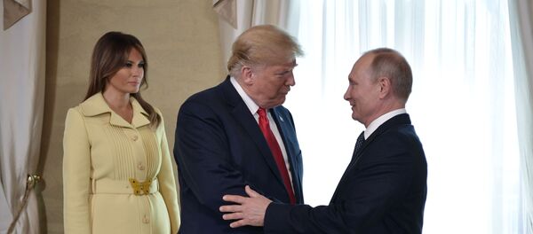 2018 йил 16 июл. Россия президенти Владимир Путин, АҚШ президенти Дональд Трамп ва унинг рафиқаси Меланья. 2018 йил 16 июл. Россия президенти Владимир Путин, АҚШ президенти Дональд Трамп ва унинг рафиқаси Меланья. - Sputnik Узбекистан