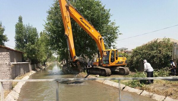 В Ташкенте продолжается работа по приведению в порядок каналов - Sputnik Ўзбекистон