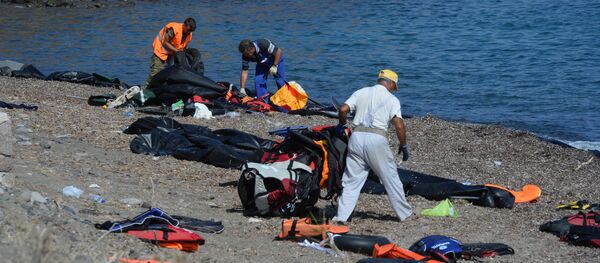 Yaqin Sharqdan kelgan qochqinlar qutqaruv kiyimlari. - Sputnik O‘zbekiston