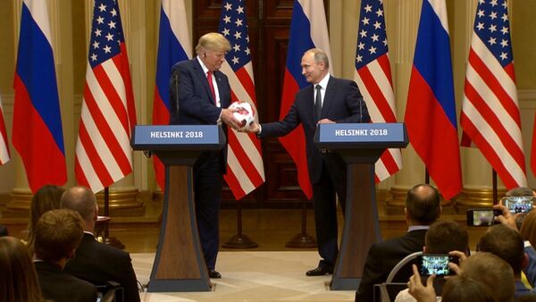 Путин подарил Трампу футбольный мяч ЧМ-2018 - Sputnik Ўзбекистон