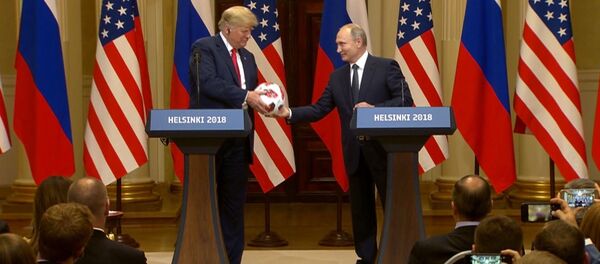 Путин подарил Трампу футбольный мяч ЧМ-2018 - Sputnik Узбекистан