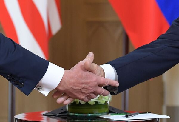 Владимир Путин и Дональд Трамп обменялись рукопожатиями - Sputnik Узбекистан
