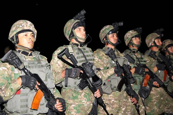 В ходе учений военные провели десантирование группы сил специального назначения - Sputnik Узбекистан