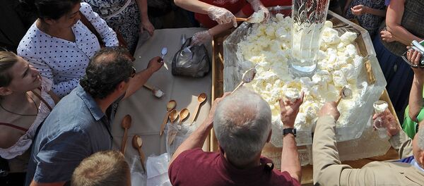 Раздача мороженого Раздача мороженого - Sputnik Узбекистан