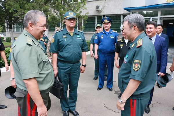 Министр обороны Казахстана Сакен Жасузаков и министр обороны Узбекистана Абдусалом Азизов - Sputnik Узбекистан