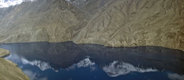 Горный пейзаж в районе Сарезского озера Горный пейзаж в районе Сарезского озера - Sputnik Ўзбекистон