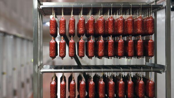 Готовая мясная продукция на заводе по производству сырокопченых колбас - Sputnik Узбекистан