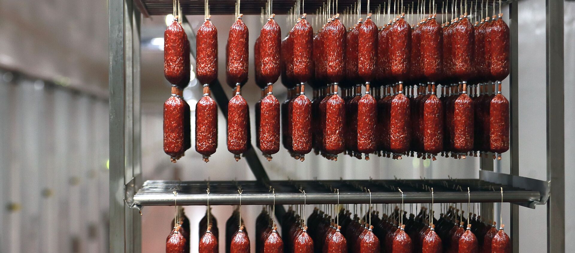 Готовая мясная продукция на заводе по производству сырокопченых колбас - Sputnik Узбекистан, 1920, 13.06.2019