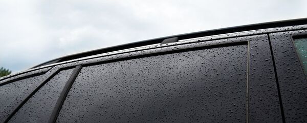 Тонированное стекло автомобиля Тонированное стекло автомобиля - Sputnik Ўзбекистон
