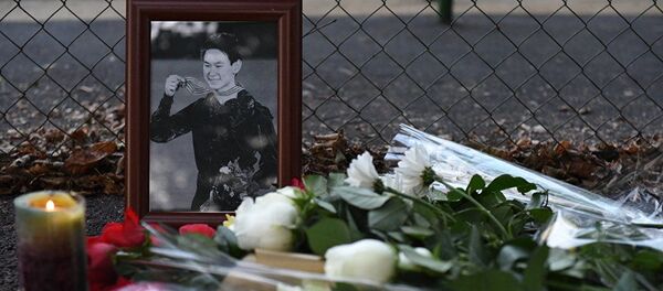 Алматинцы несут цветы к месту нападения на Дениса Тена - Sputnik Узбекистан