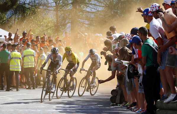 Колумбийские и британские велогонщики во время двенадцатого этапа велогонки Tour de France  - Sputnik Узбекистан