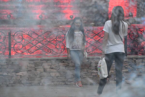 Девушки возле фонтана в Ташкенте - Sputnik Узбекистан