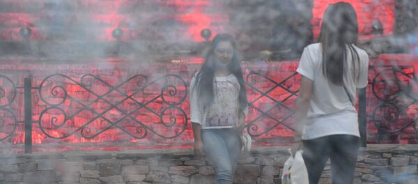 Девушки возле фонтана в Ташкенте - Sputnik Узбекистан