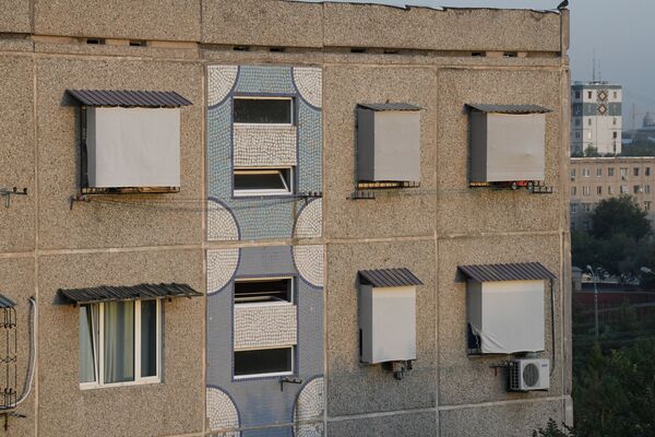 Окна дома в Ташкенте, закрытые от солнца простынями - Sputnik Узбекистан