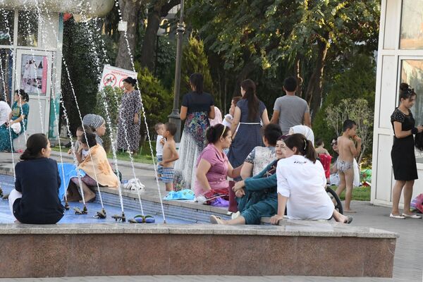 Жители и гости Ташкента у фонтана в жаркий день - Sputnik Узбекистан