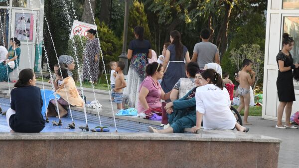 Jiteli i gosti Tashkenta u fontana v jarkiy den - Sputnik O‘zbekiston