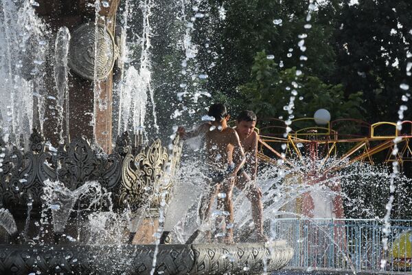 Дети купаются в фонтане в Ташкенте - Sputnik Узбекистан