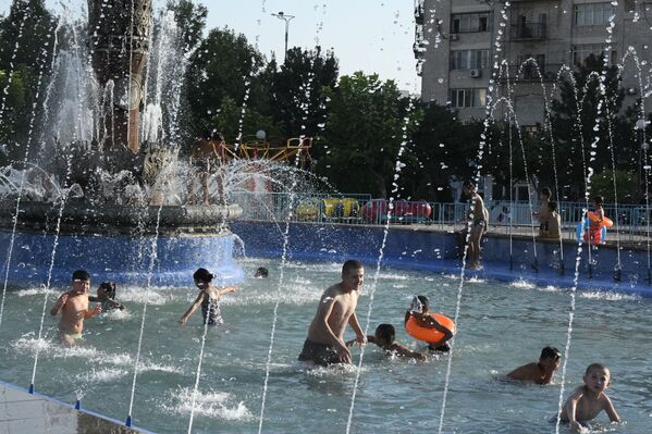 Люди купаются в фонтане в Ташкенте - Sputnik Узбекистан