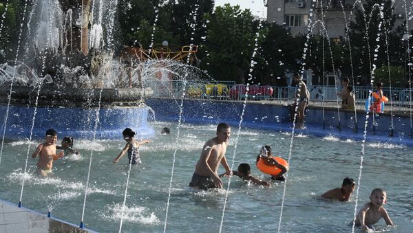 Люди купаются в фонтане в Ташкенте - Sputnik Ўзбекистон