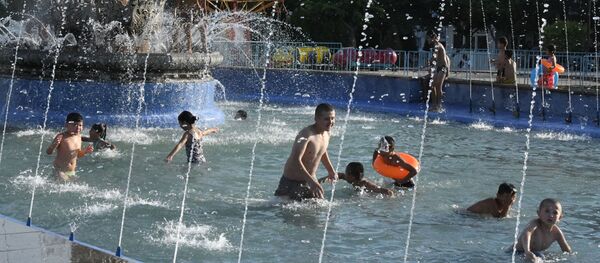 Люди купаются в фонтане в Ташкенте - Sputnik Узбекистан
