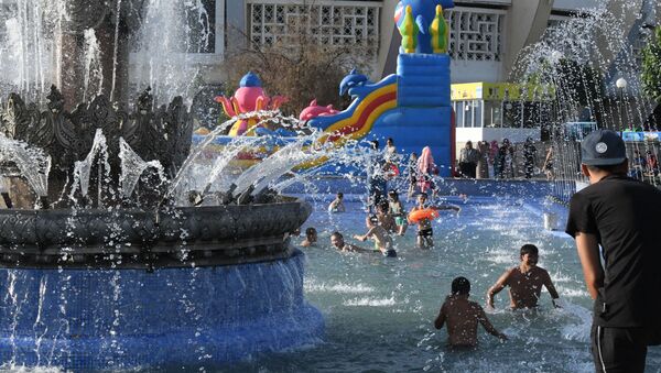 Ташкентцы купаются в фонтане, спасаясь от жары - Sputnik Ўзбекистон