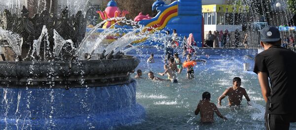 Ташкентцы купаются в фонтане, спасаясь от жары - Sputnik Ўзбекистон